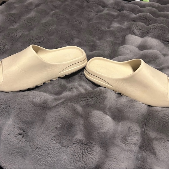 Yeezy Cream Slide Sandals - Picture 2 of 4